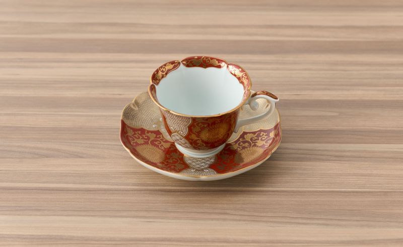 赤濃金彩菊華紋珈琲碗皿［ 有田焼 徳幸窯 ］