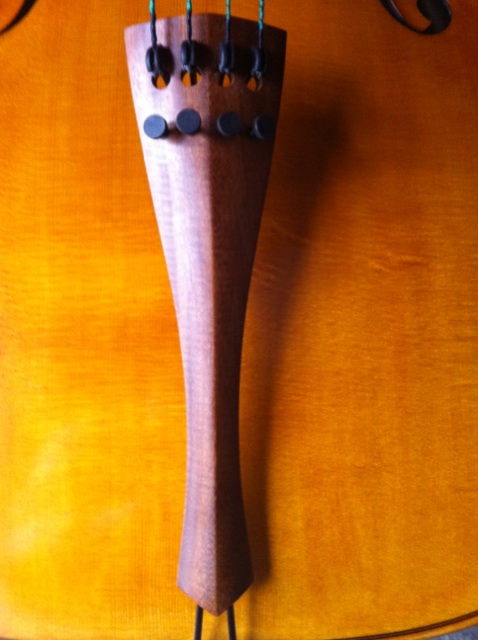 チェロのテールピース ｜ チェロ奏者佐藤智孝