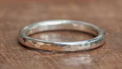 女性に人気！細めでかわいい手作り槌目模様リング