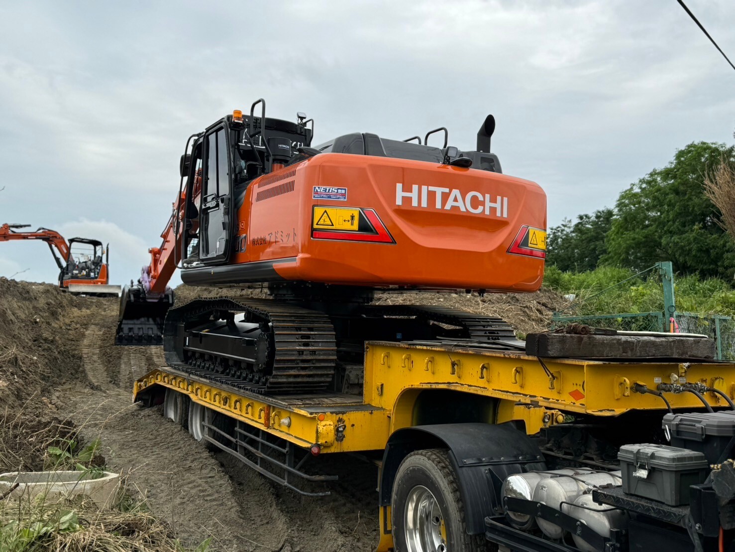 6月24日（大安）NEWショベルZX200-7納入しました。大勢の現場ご活躍を