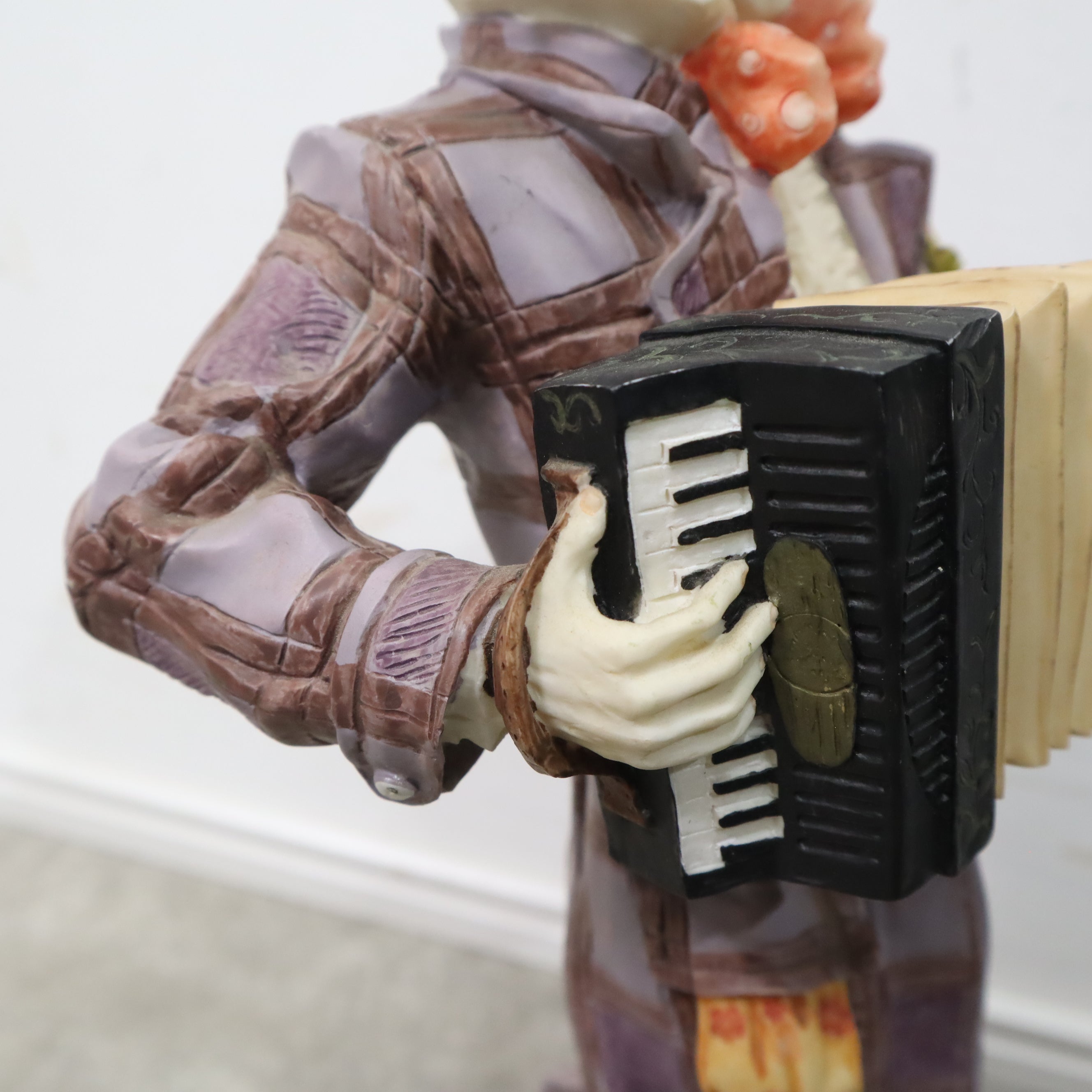 アコーディオンを弾くピエロのオブジェ – バナルオンラインショップ