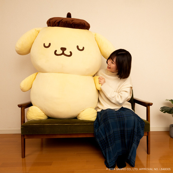ポムポムプリンの全長約105cmの超巨大クッションがプレミアムバンダイ