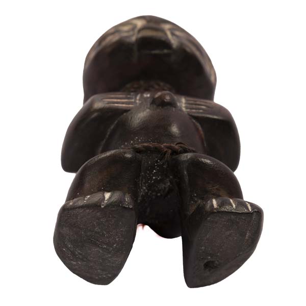 西アフリカのピグミー彫刻：手作りの芸術的な彫像