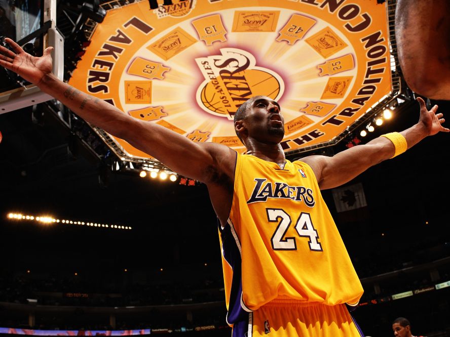 コービー・ブライアントの悲劇的な事故死から1年、今も死を悼む