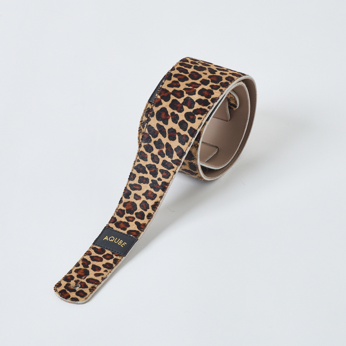 アユニ・Dが高品質レザーを使ったAQUBEのストラップを体験！「身体と