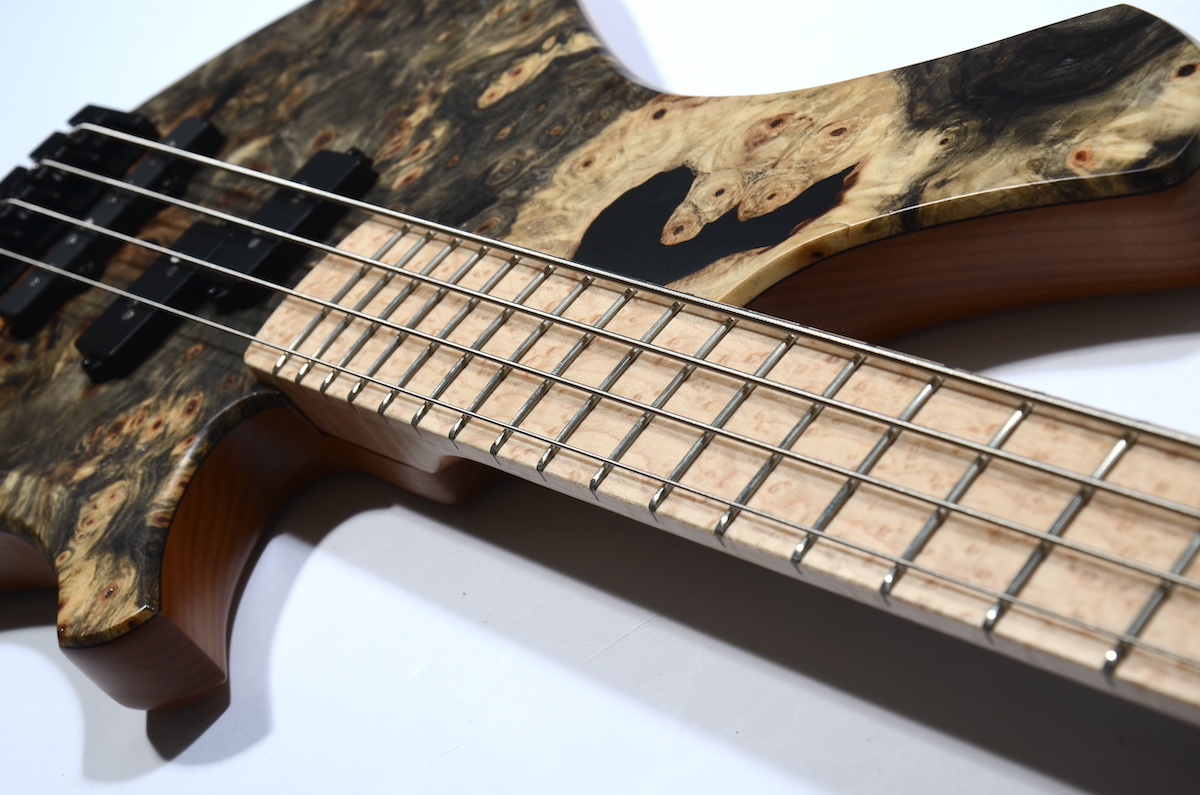 MG Bass Guitars】先鋭的なデザインと卓越したプレイアビリティを備え