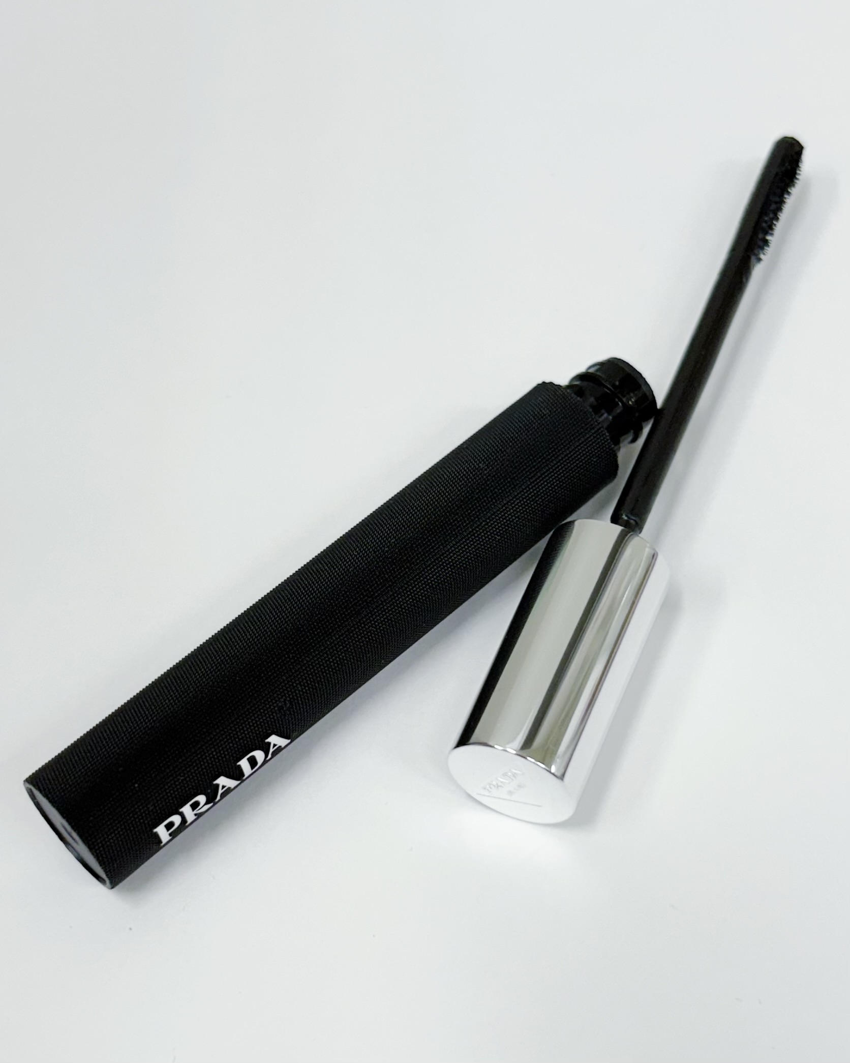 2025クリスマスコフレ】プラダのトライアングルロゴケースは見逃し厳禁