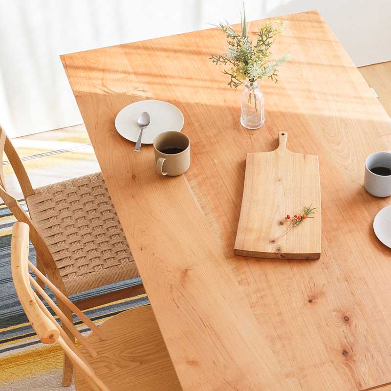 ダイニング テーブル 無垢はオイル仕上げがおすすめな理由！ -ウレタン