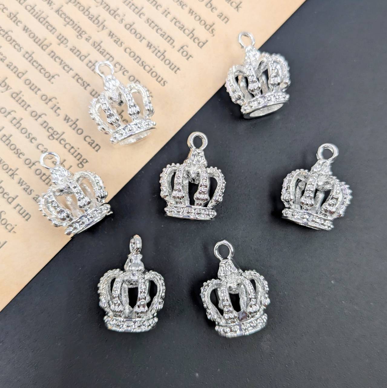 10個 ビーズクラブ チャーム 王冠 丸クラウン 古代銀 17mm チャーム