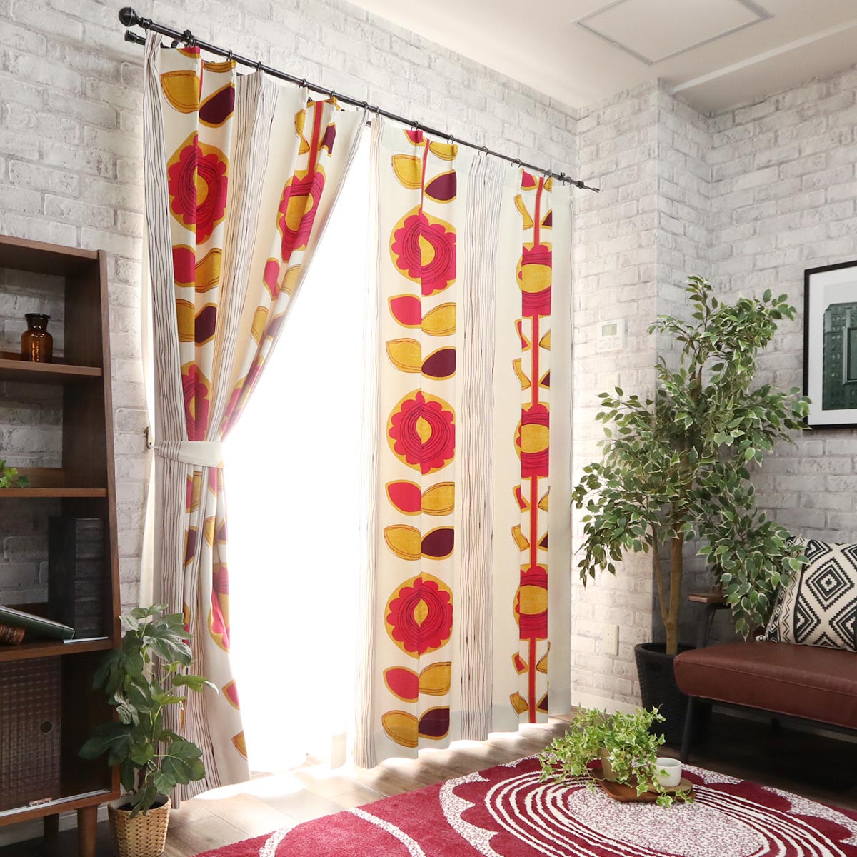 掃き出し窓のカーテンの後悔しない選び方！サイズ選びは慎重に - ラグ