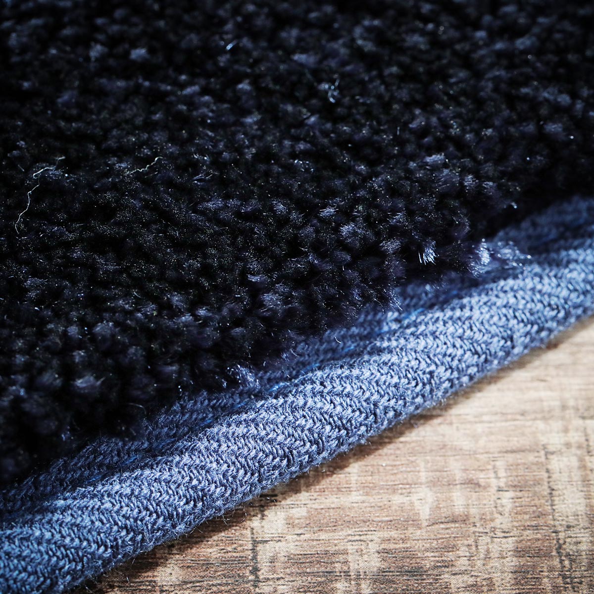 ラグジュアリーに光るさらふわ高密度シャギーラグ『ジェイド ネイビー