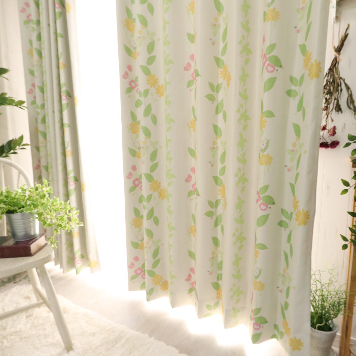 ジブリシリーズ！トトロがお花畑に見え隠れしている柄のカーテン