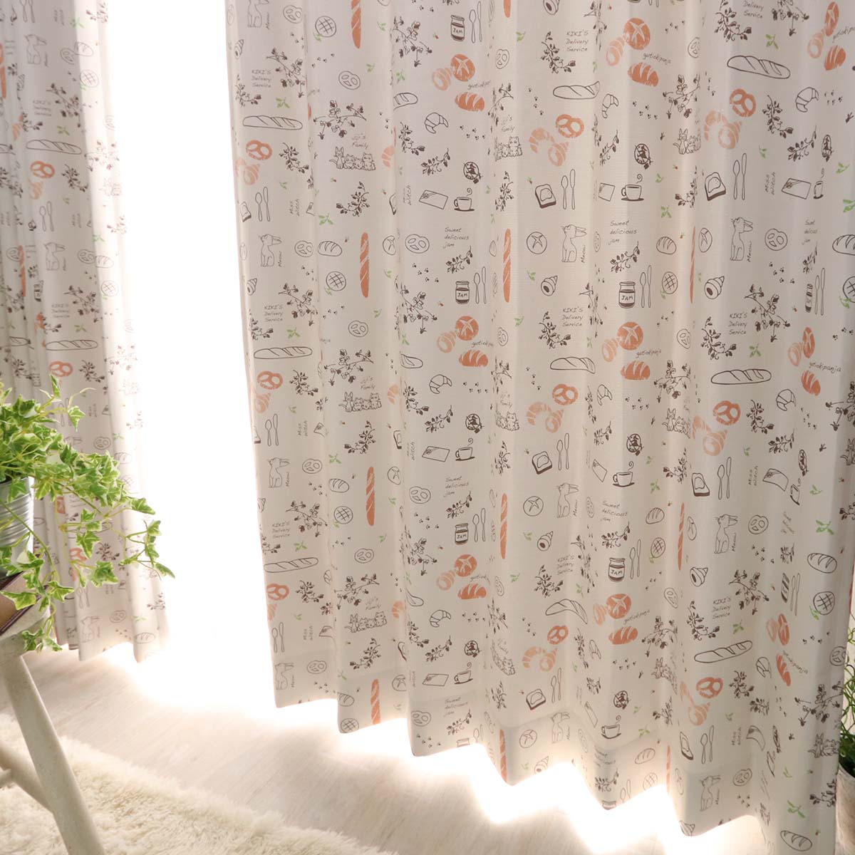 ジブリシリーズ！魔女の宅急便のジジとお花柄のドレープカーテン