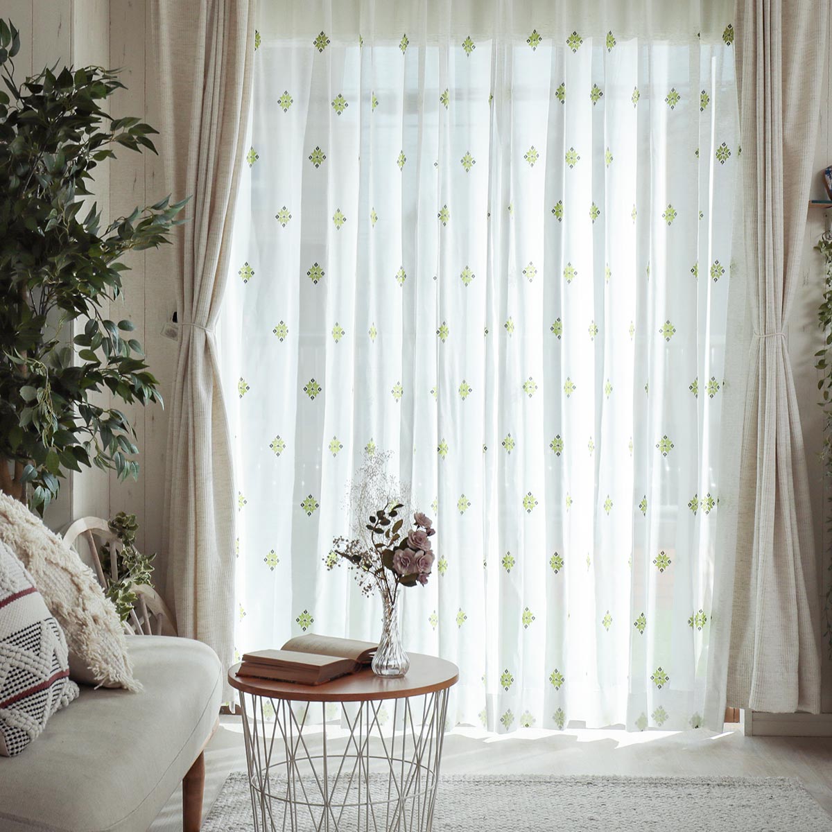 100サイズから選べる。北欧テイストの刺繍が可愛いレースカーテン