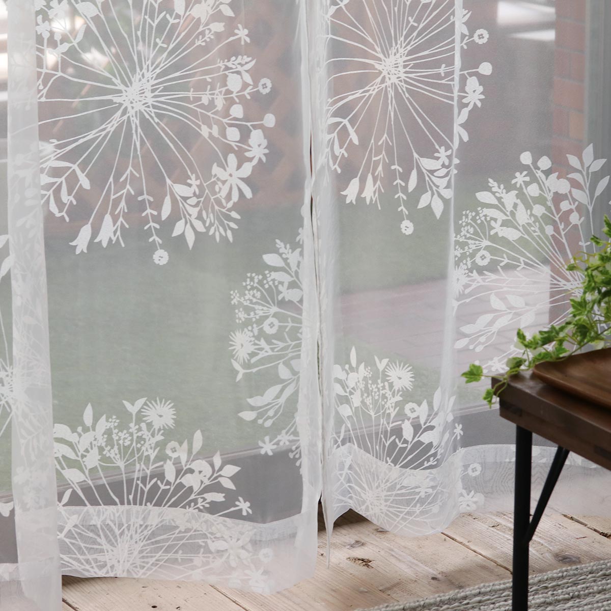 円形の花柄がオシャレにお部屋を演出！洗える日本製レースカーテン