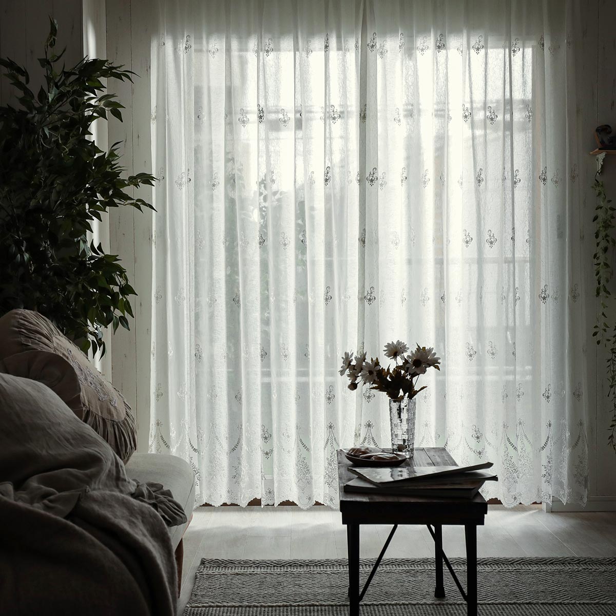 ウォッシャブル対応！スカラップレースとオーナメント風の花柄刺繍が