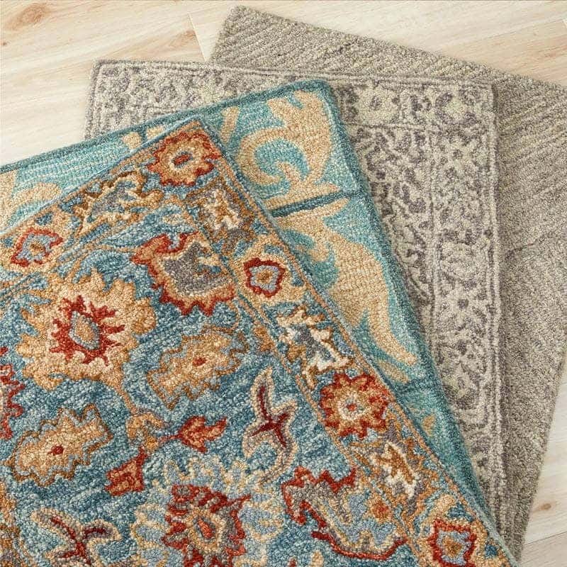 羊毛100%のギュッと詰まった踏み心地。アンティーク調のデザインが