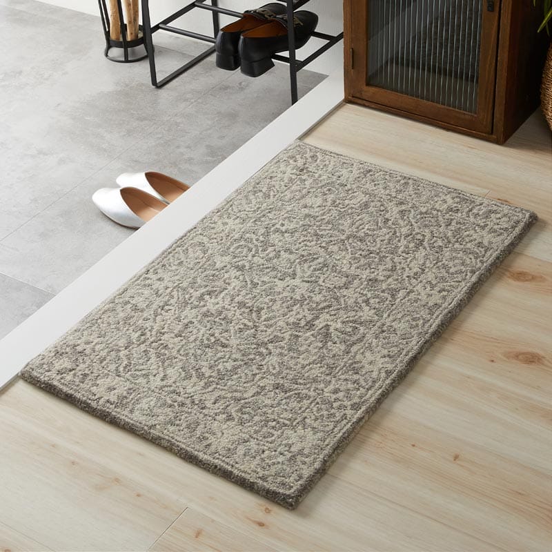 羊毛100%のギュッと詰まった踏み心地。アンティーク調のデザインが