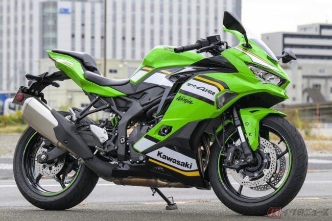 ヨンヒャク4発独占中のカワサキZX-4RRは大型キラーの万能バイクだ