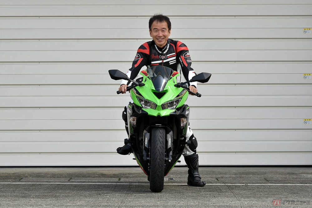 カワサキ「Ninja ZX-25R」足つき性は？ 身長161cmのライダーでも楽々