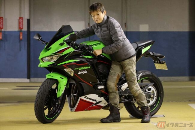 身長153cmのライダーから見た、カワサキ「Ninja ZX-25R」の足着きと