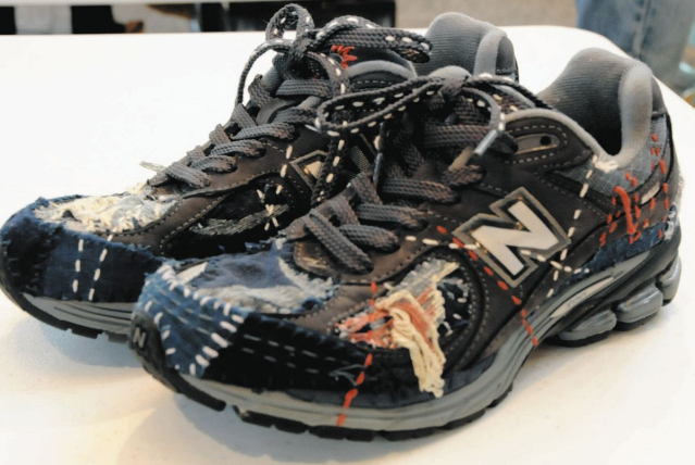 スニーカ―や家具にも刺し子 岩手の[サシコギャルズ」に海外からも熱