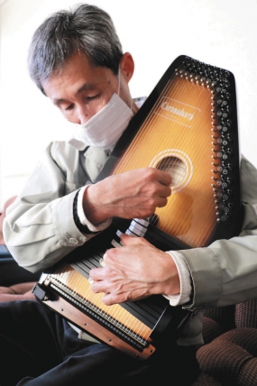 クロマハープ、15年ぶり復活 東海楽器製造、簡単操作でコード演奏