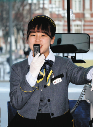 夢の「はとバス」ガイドで奮闘 二十歳の伊藤みみさん 浜松出身