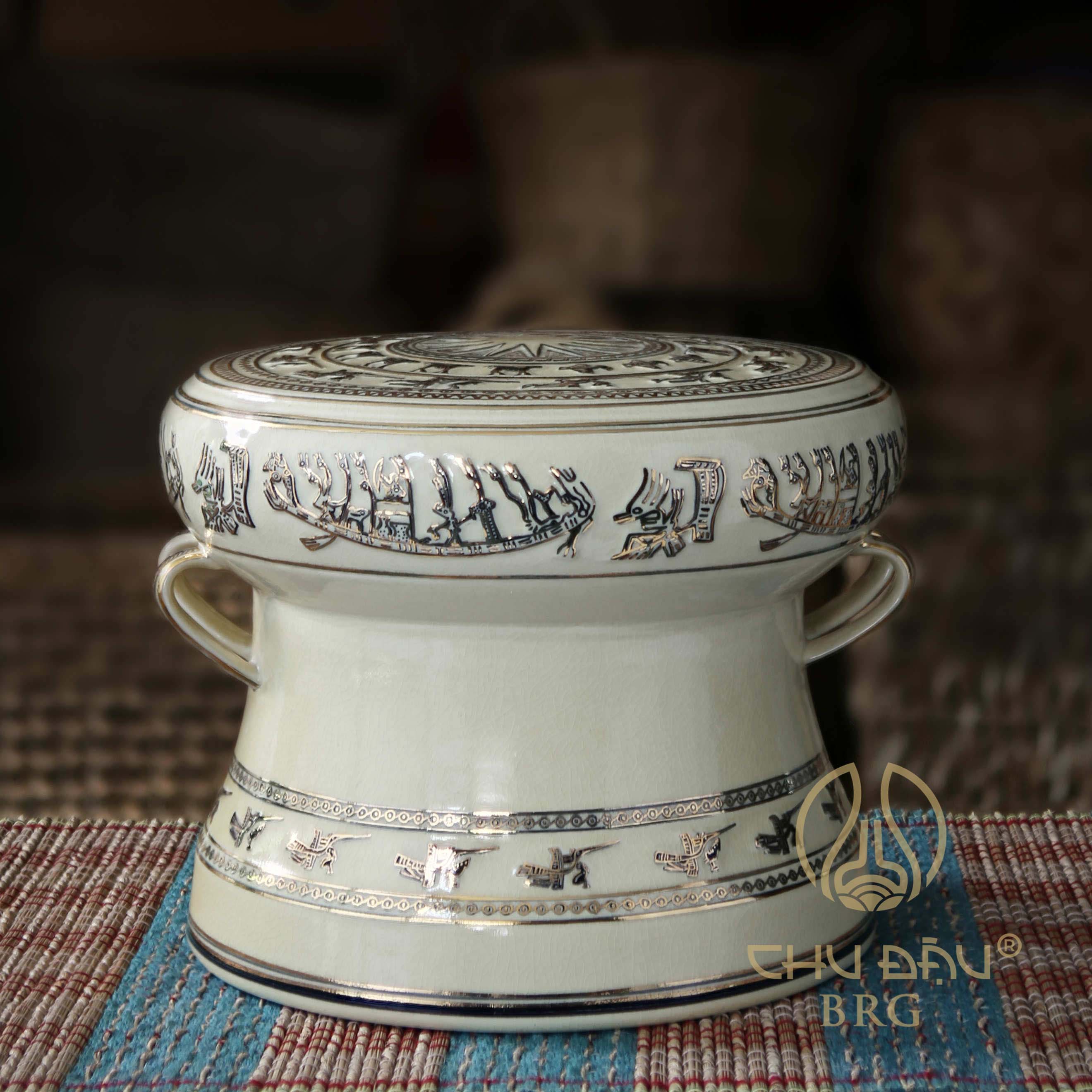 TRỐNG ĐỒNG ĐẮP NỔI VÀNG KIM GỐM CHU ĐẬU | CÔNG TY CỔ PHẦN GỐM CHU ĐẬU