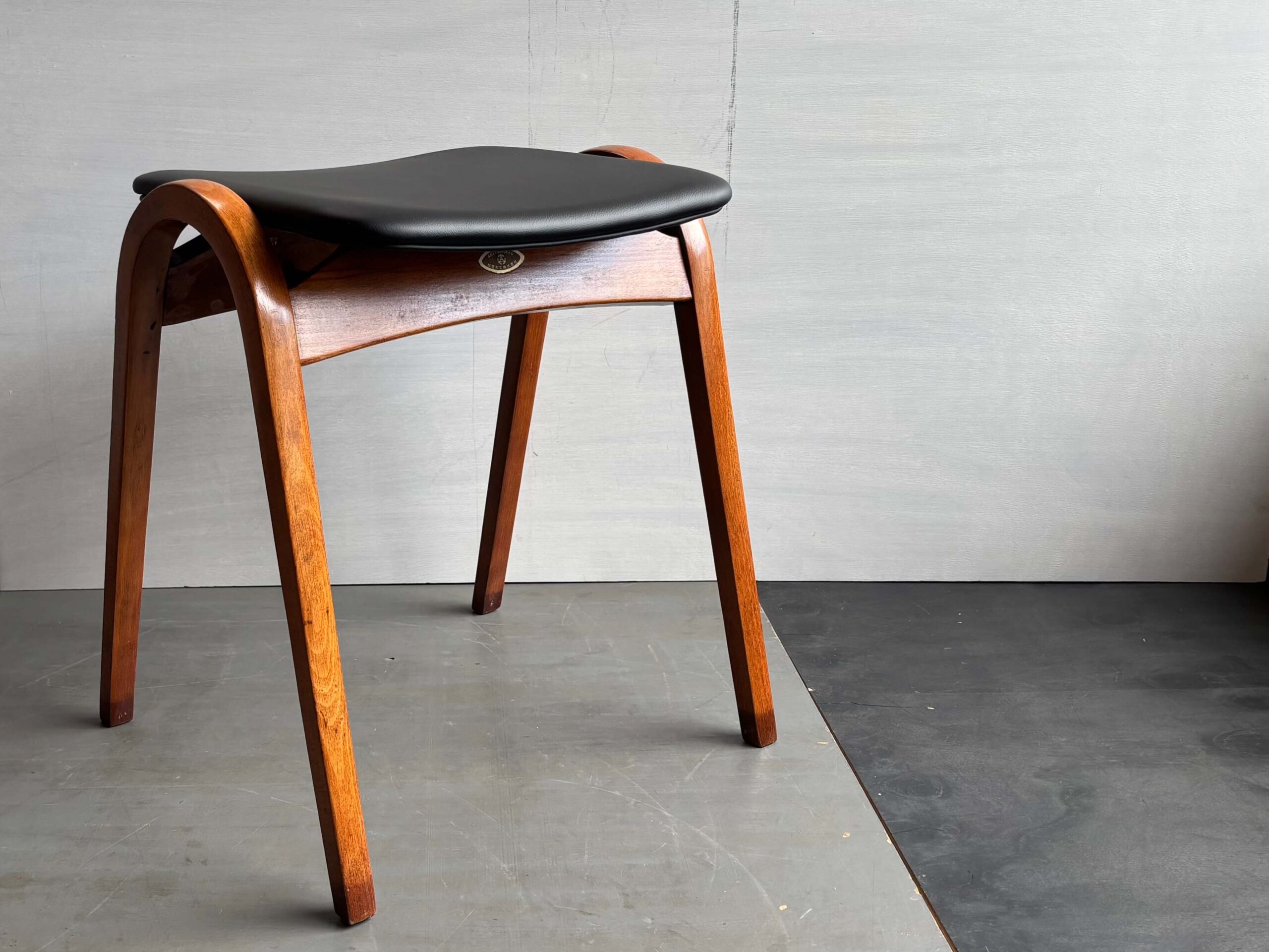 No.6325C「秋田木工スツール〈No.202〉本革/ブラック：剣持勇」SOLD