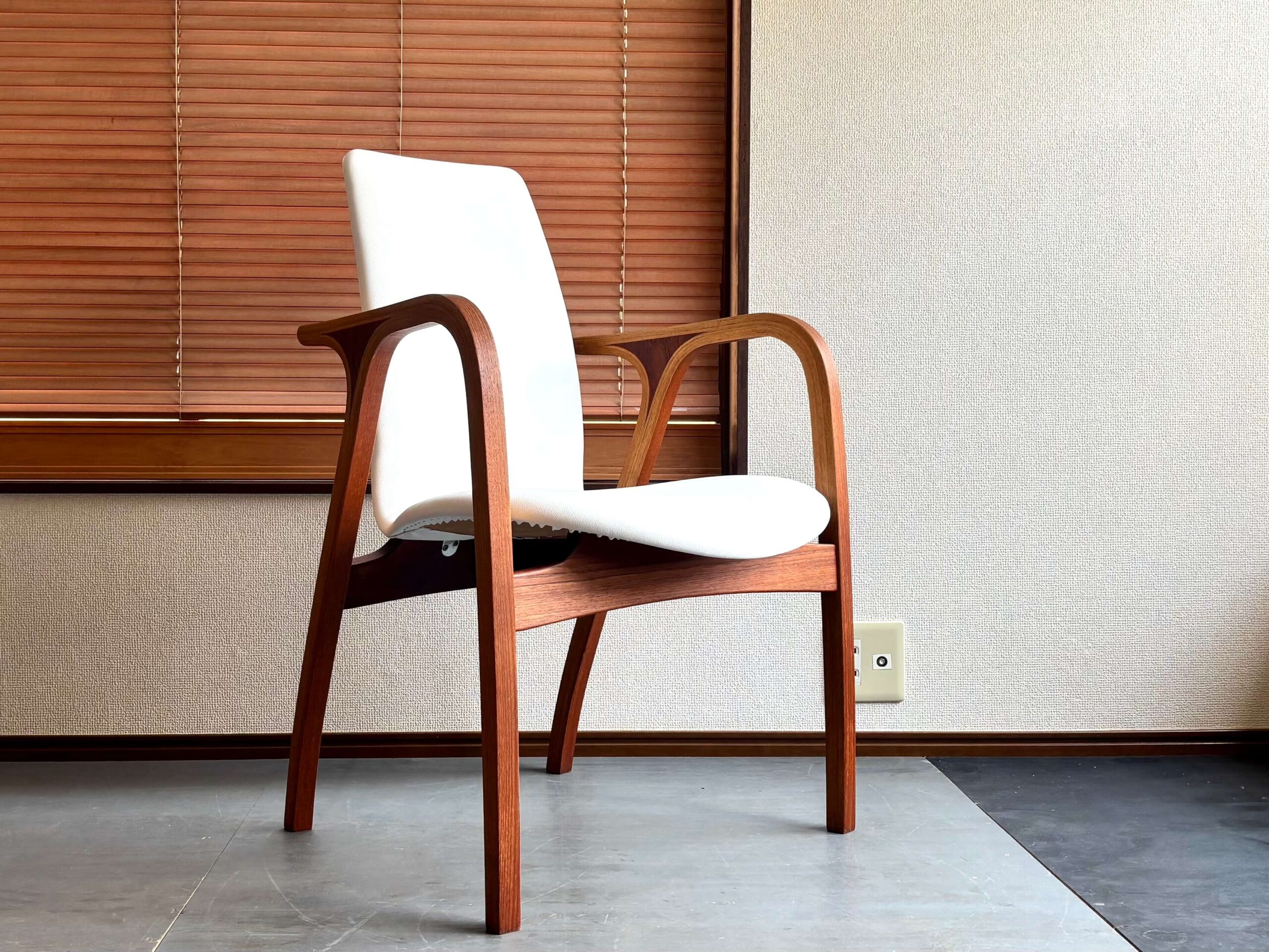 No.8487B「天童木工〈アントラー〉チークアームチェア： 坂倉準三建築