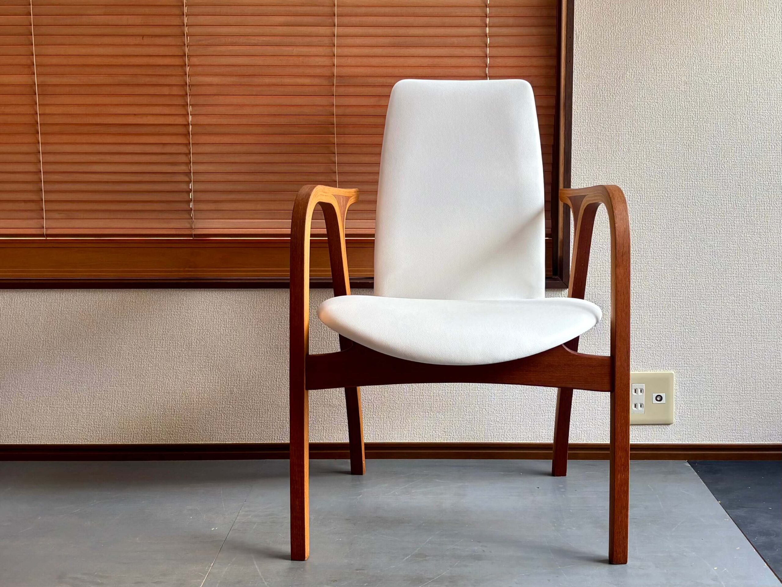 No.8487C「天童木工〈アントラー〉チークアームチェア： 坂倉準三建築