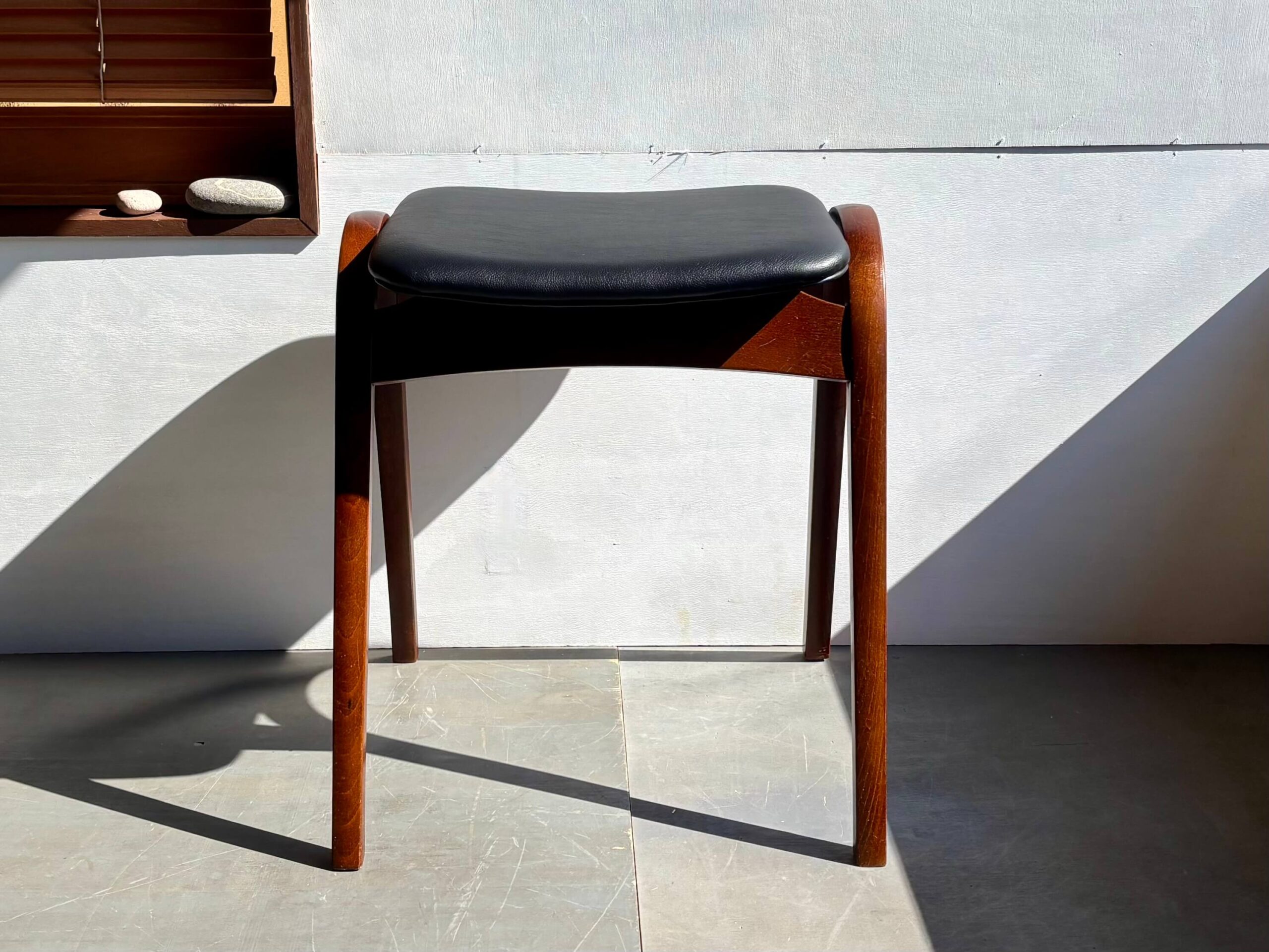 No.6397C「秋田木工スツール〈No.202〉ビニールレザー / ブラック