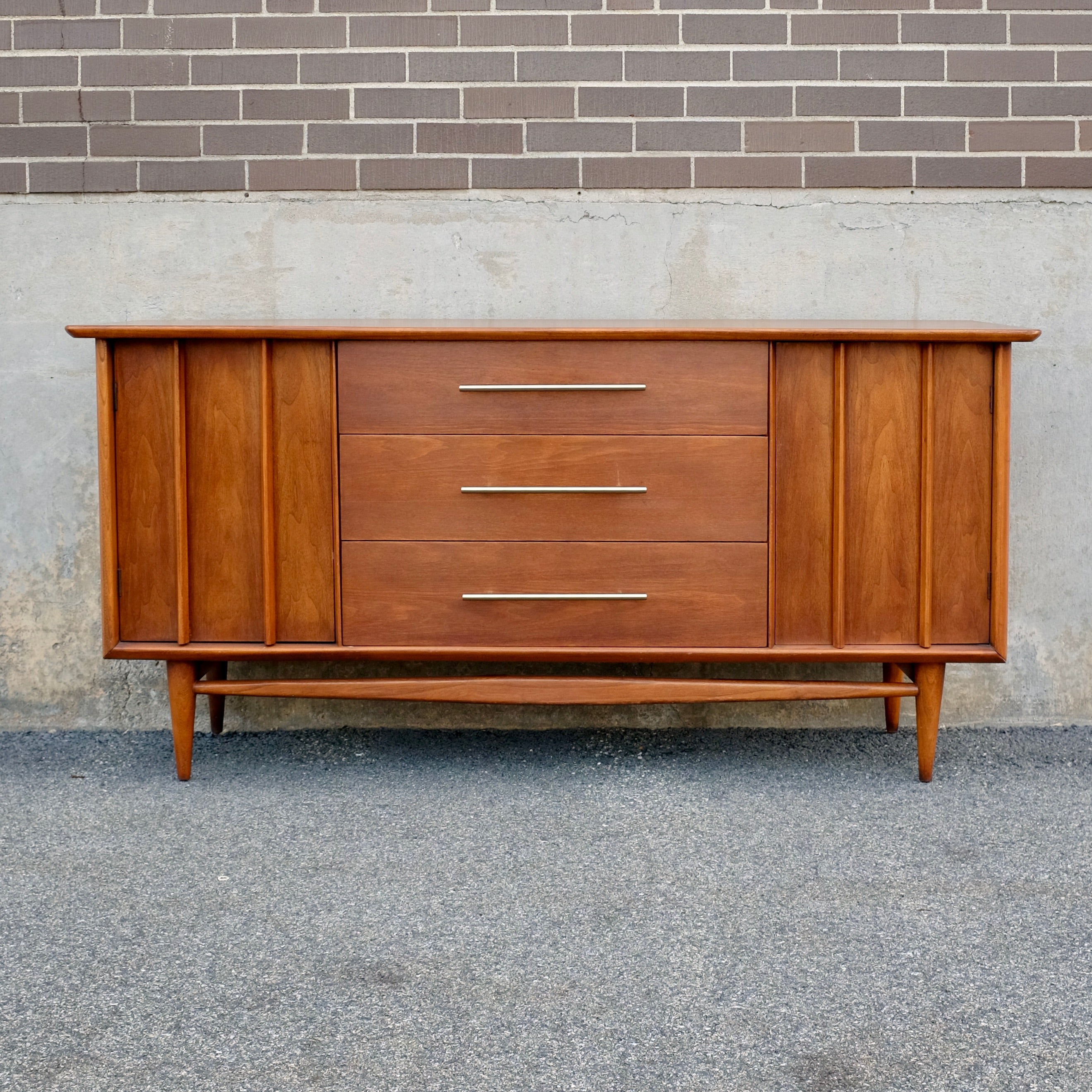 Mid Century Modern Vintage United Furniture Walnut Credenza
