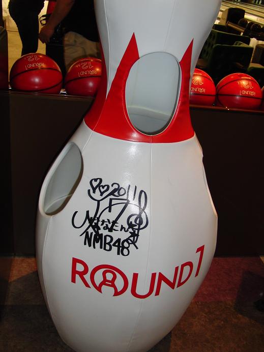 ROUND1 岸和田店 に NMB48 山田菜々さん 直筆サイン入りピン着ぐるみが