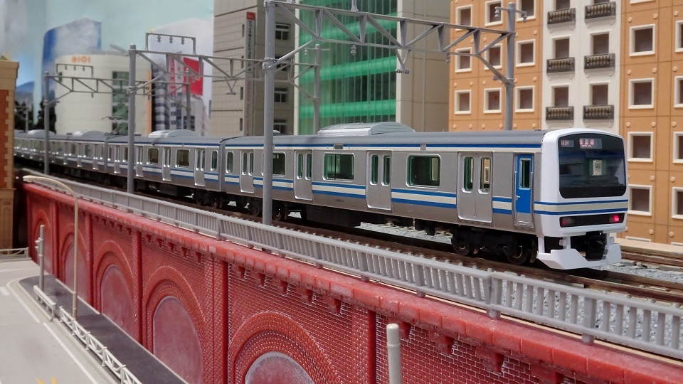 新車入線】JR E231-0系 成田線開業120周年ラッピング ースカ色が凄く