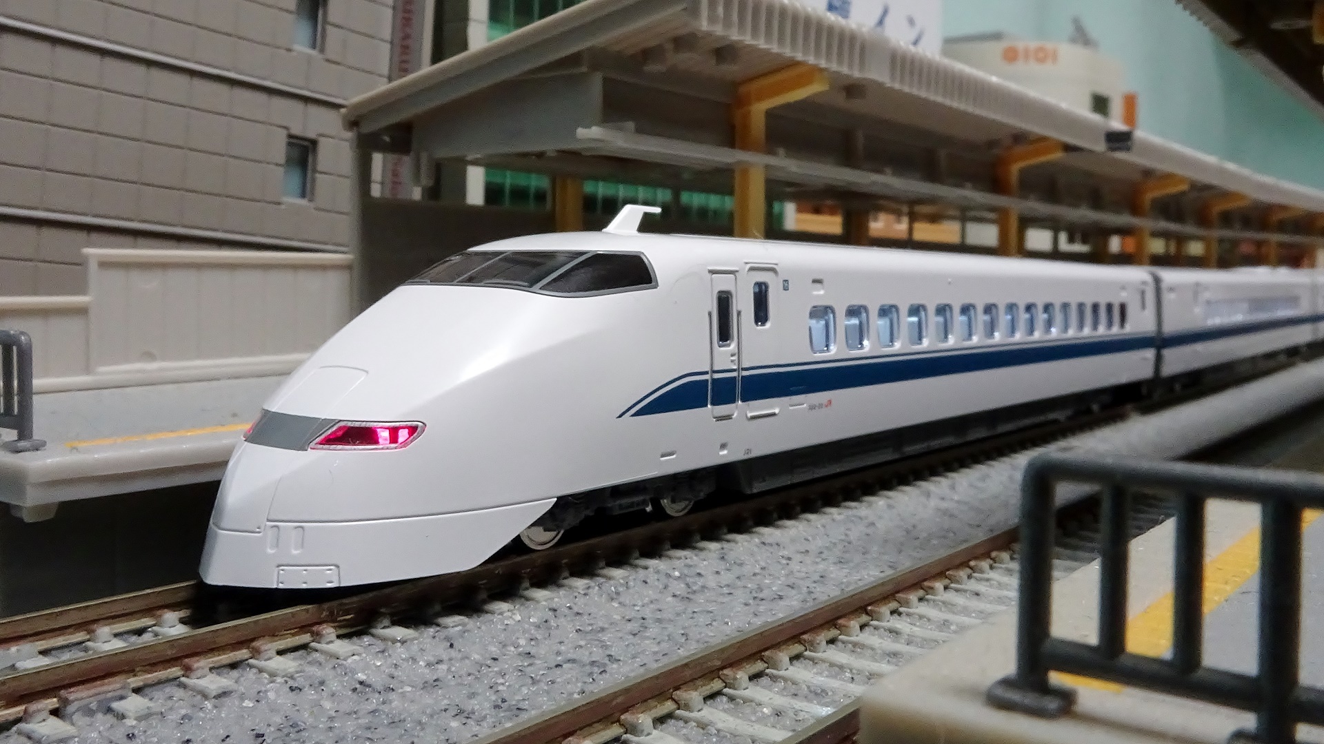 300系 0番台 新幹線「のぞみ」に室内灯 －大変でした！16両もあるし