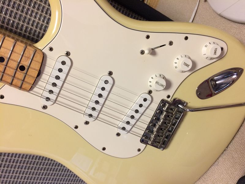 ストラトキャスター ミドルピックアップを直列にブレンド | Castman