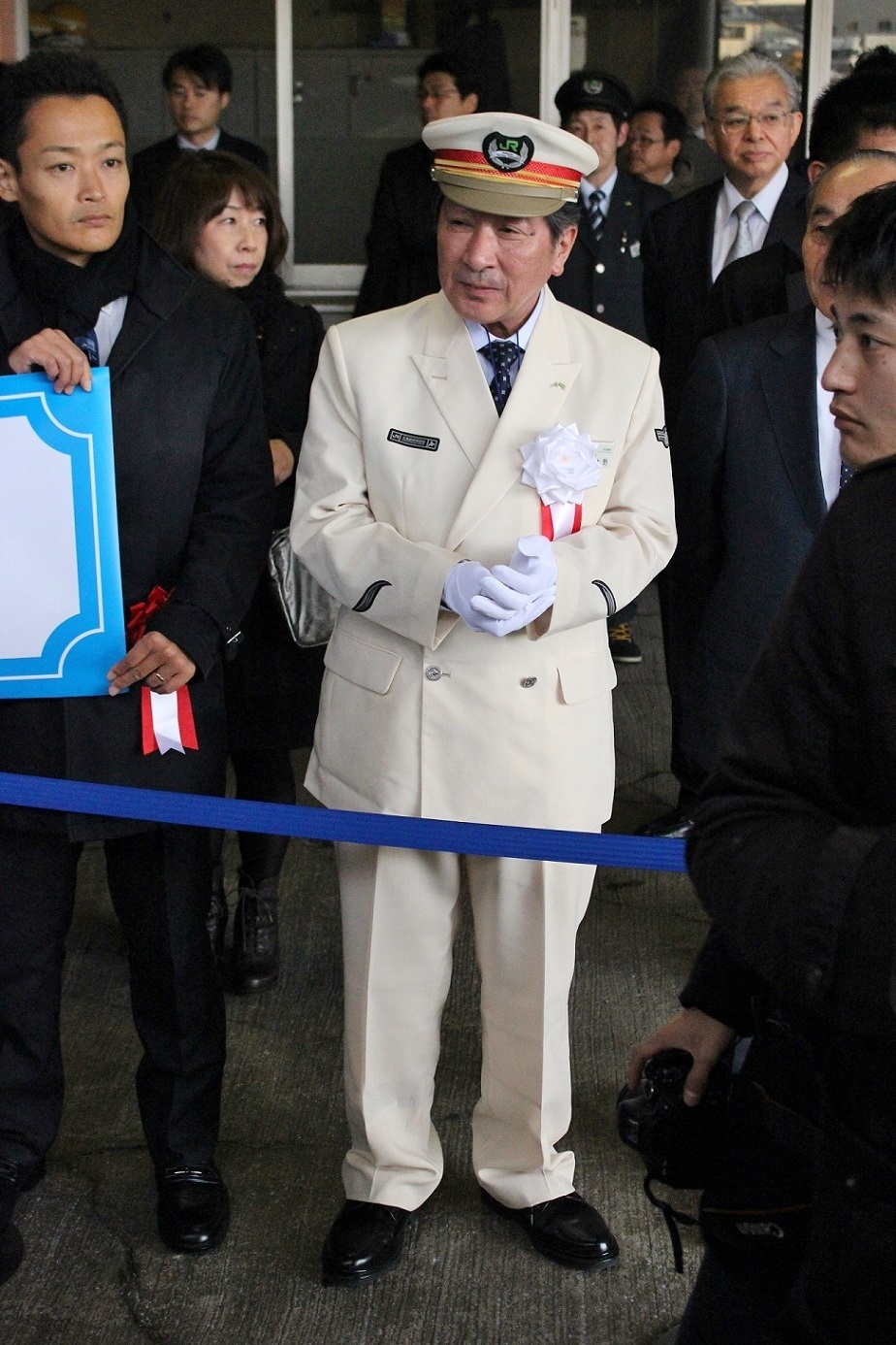 JR北海道】夏服から礼服へ 駅長・助役の白い制服 - タタールのくにびき