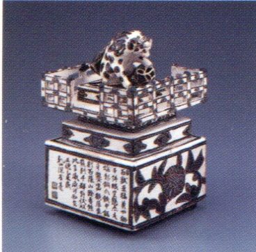 獅子蓋色絵透し彫り角型四脚香炉「大明萬曆年製」 獅子蓋色絵透し彫り