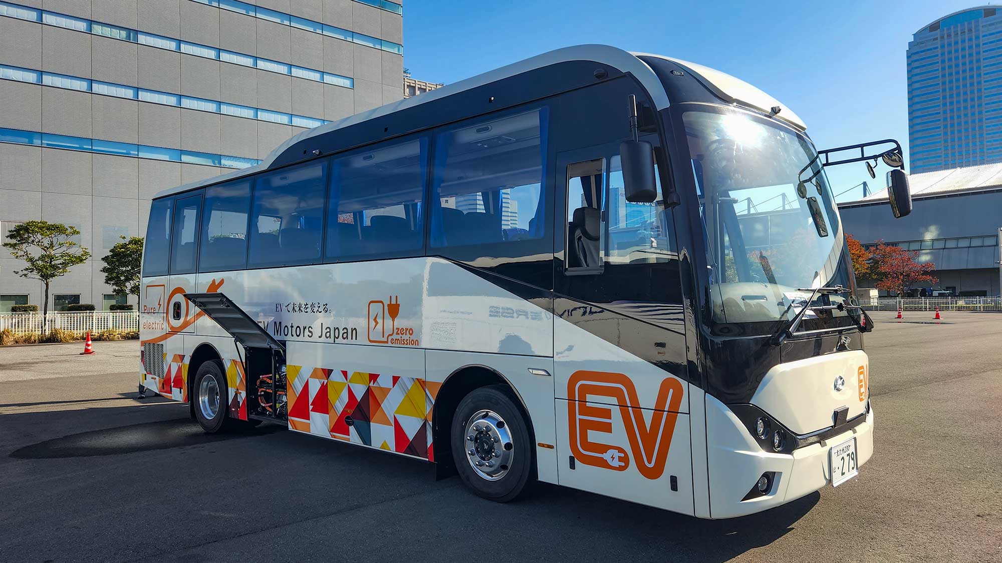 バステク in 首都圏」でEV モーターズ・ジャパンの電気バスが大好評