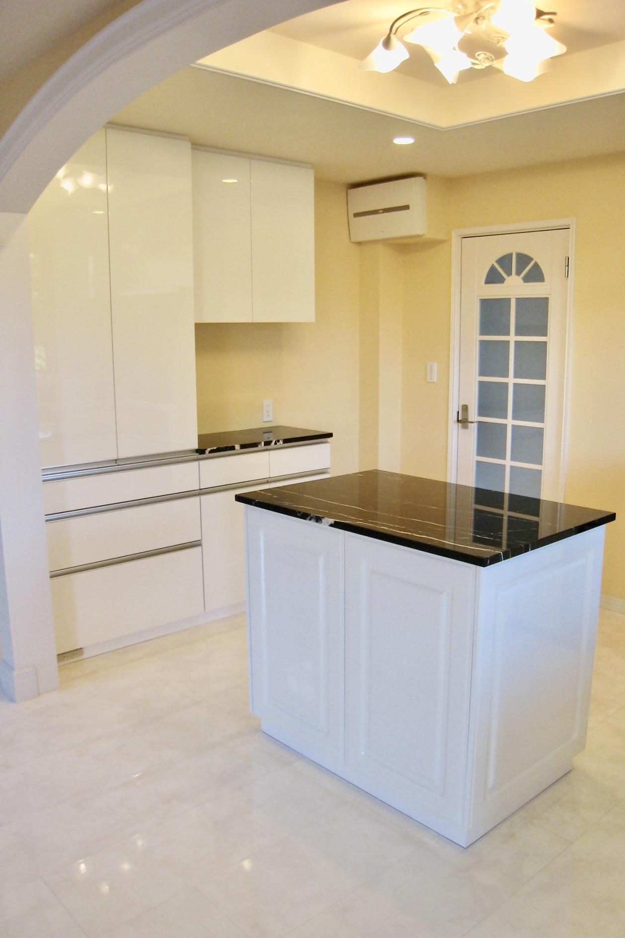 アイランドカウンター｜費用相場・施工期間と事例を紹介！」