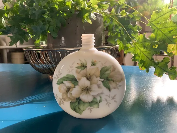 SOLDOUT-ドイツ 70s 白いお花 香水瓶 空きボトル 花瓶 ミルクガラス