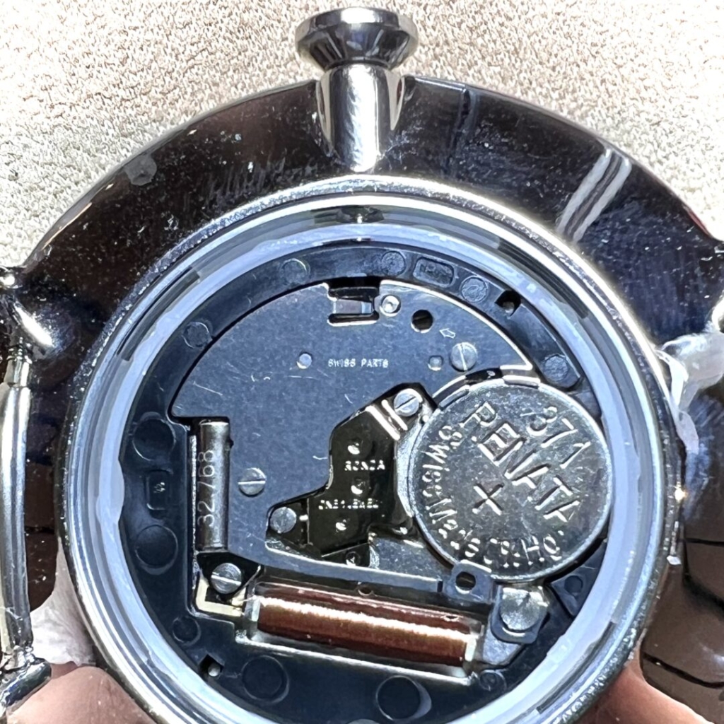 電池式の小さな動力【クオーツムーブメント】 | BROOCHブローチ時計