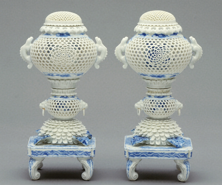 染付菊文透彫香炉 文化遺産オンライン