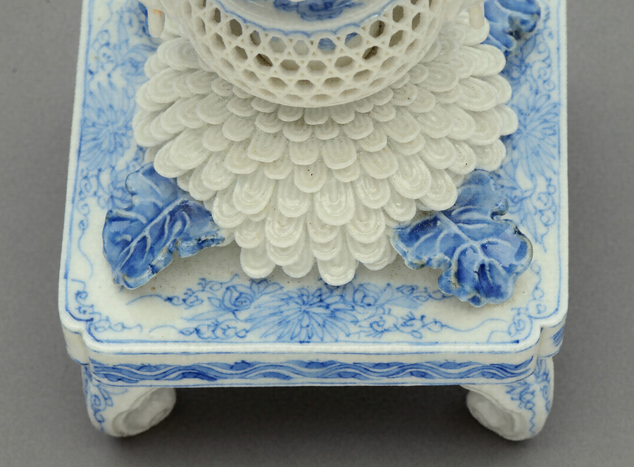 染付菊文透彫香炉 文化遺産オンライン