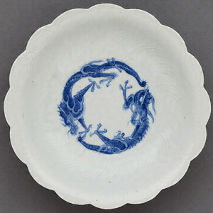 染付蝶文牡丹形皿 文化遺産オンライン