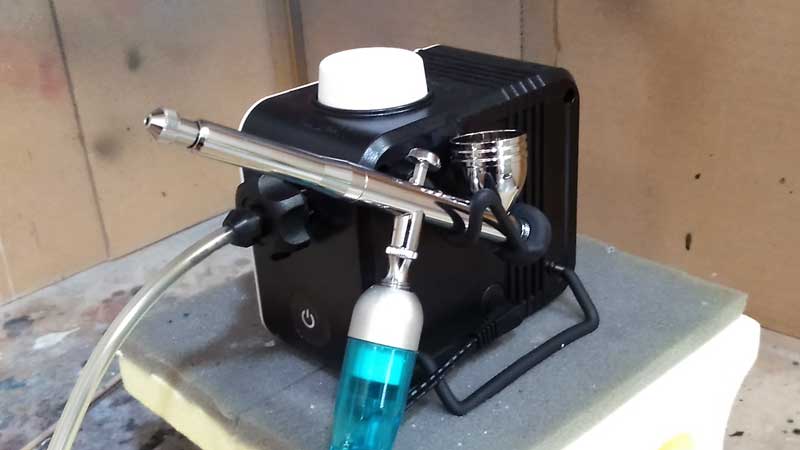 コンパクトなコンプレッサー「タミヤ スプレーワーク コンプレッサー