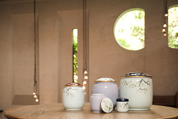 有田焼の名窯・深川製磁 高級骨壺「やすらぎの壺」への 熱き思いと新た