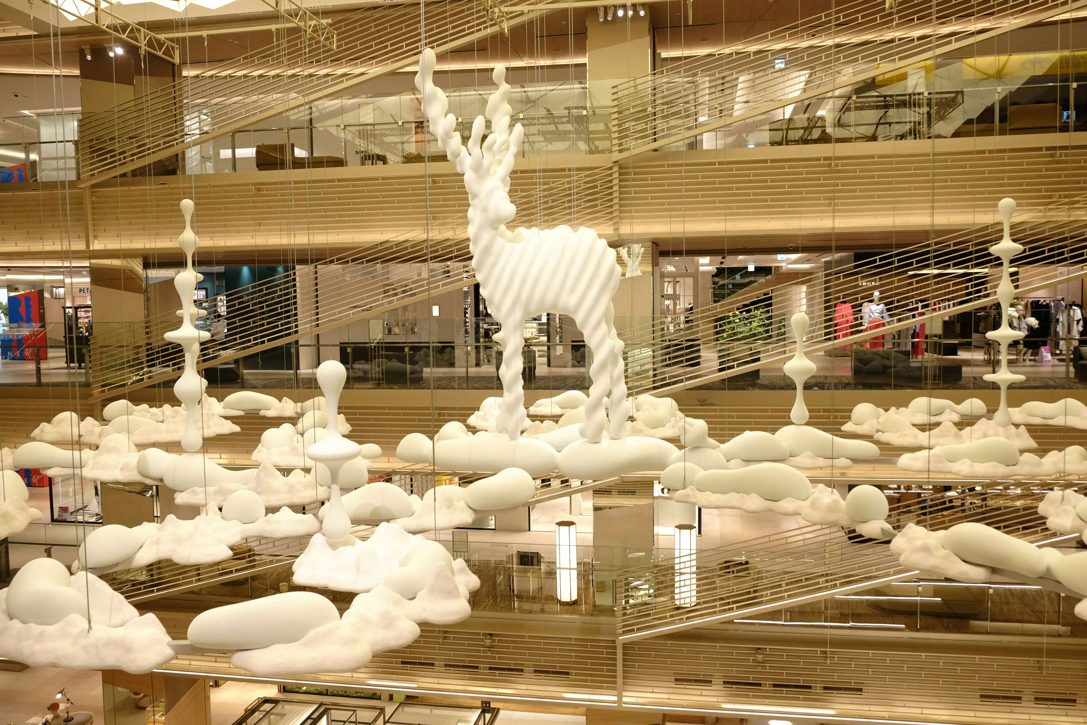 名和晃平のインスタレーションがGINZA SIXの吹き抜けに登場。生命の